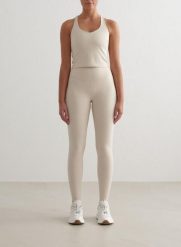 Damskie legginsy z wysokim stanem, squat proof modelujące Sculpting Fit beżowe. Brązowe legginsy AIM'N, bez wzorów, z lycry, wizytowe. Za 423.00 zł.