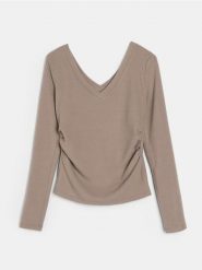 Bluzka z marszczeniami z domieszką wiskozy - brązowy. Brązowe bluzki Sinsay, l, bez wzorów, z wiskozy, bez kołnierzyka, bez ramiączek. Za 29.99 zł.