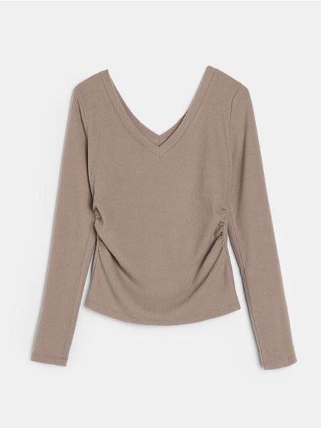 Bluzka z marszczeniami z domieszką wiskozy - brązowy. Brązowe bluzki Sinsay, l, bez wzorów, z wiskozy, bez kołnierzyka, bez ramiączek. Za 29.99 zł.