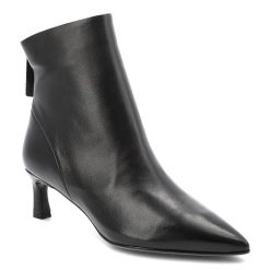 Botki damskie S. Barski, na szpilce skórzane licowe z noskiem w szpic i zapinane na zamek, czarne, CR52-661. Czarne botki S.BARSKI, bez wzorów, ze skóry, biznesowe, ze szpiczastym noskiem, bez obcasa, na obcasie, bez zapięcia. Za 439.00 zł.