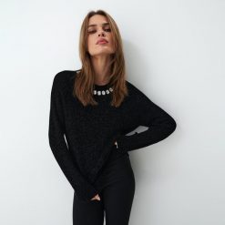 Czarny sweter z ozdobnymi detalami - Czarny. Czarne swetry Mohito, l, bez wzorów, bez ramiączek. W wyprzedaży za 99.99 zł.