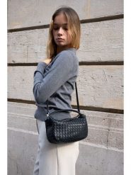 Victor & Hugo Paris Skórzana torebka "Arly" w kolorze czarnym - 23 x 13 x 8 cm rozmiar: onesize. Czarne torebki klasyczne Victor & Hugo Paris, bez wzorów, z materiału, przez ramię, bez dodatków. Za 374.19 zł.