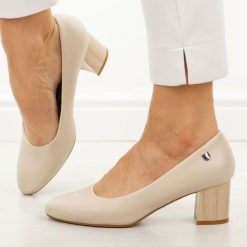 Cieliste czółenka damskie na obcasie Sergio Leone Pb404. Czółenka Sergio Leone, na jesień, bez wzorów, ze skóry, biznesowe, z okrągłym noskiem, bez obcasa, na obcasie, bez zapięcia. W wyprzedaży za 148.72 zł.