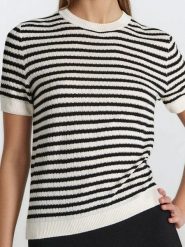 Sweter z krótkim rękawem w paski - wielobarwny. Swetry Sinsay, l, bez wzorów, bez ramiączek. Za 29.99 zł.