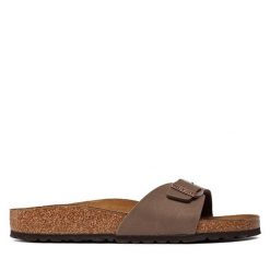 Klapki Birkenstock. Brązowe klapki Birkenstock, bez wzorów, bez obcasa, bez zapięcia. Za 399.99 zł.