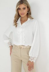 Biała Koszula ze Stójką i Koronkowymi Zdobieniami Kalla. Białe koszule Born2be, m, z aplikacjami, z koronki, vintage, bez kołnierzyka, bez ramiączek. W wyprzedaży za 135.99 zł.