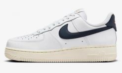 Buty sportowe Sneakersy damskie, W Air Force 1 07 EasyOn. Białe buty treningowe Nike, bez wzorów, z materiału, przed kostkę, bez zapięcia, trekkingowe. Za 802.00 zł.