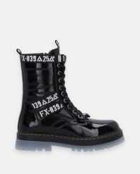 LAKIEROWANE WORKERY Z NASZYWKAMI 23626 PAT BLACK. Czarne botki Venezia, z aplikacjami, z lakierowanej skóry, bez obcasa, bez zapięcia. Za 239.00 zł.