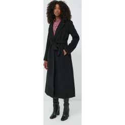 Guess płaszcz wełniany kolor czarny przejściowy. Czarne płaszcze Guess, l, z aplikacjami, z wełny, klasyczne, bez kaptura. Za 1,019.90 zł.