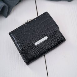 Portfel damski mini skórzany czarny lakierowany z tłoczeniem croco Jennifer Jones SP-28-CBL. Czarne portfele bez wzorów, z lakierowanej skóry. Za 69.00 zł.