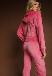 Różowy Welurowy Komplet Dresowy Bluza i Spodnie ze Zdobieniem z Cyrkonii Velea. Czerwone bluzy Renee, m, z aplikacjami, z dresówki, sportowe, bez ramiączek, z kapturem. Za 79.99 zł.