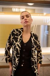 Marynarka z marszczonymi rękawami 3/4 czarna. Czarne marynarki i żakiety MOODO, m, bez wzorów, z elastanu, bez ramiączek. Za 189.99 zł.