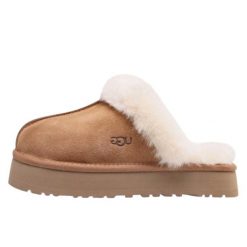 Buty do chodzenia dla dorosłych UGG Disquette Slipper Chestnut. Brązowe buty sportowe lifestyle UGG, bez wzorów, sportowe, bez zapięcia. W wyprzedaży za 514.85 zł.