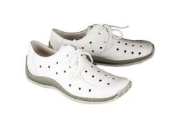 RIEKER L1715-80 weiss, półbuty damskie. Białe półbuty wsuwane Rieker, na lato, bez wzorów, bez obcasa. Za 299.90 zł.