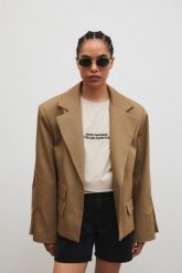 Marynarka o prostym kroju w kolorze LIGHT KHAKI - RICHMOND. Brązowe marynarki i żakiety Marsala, bez wzorów, z bawełny, eleganckie, bez ramiączek. Za 599.90 zł.