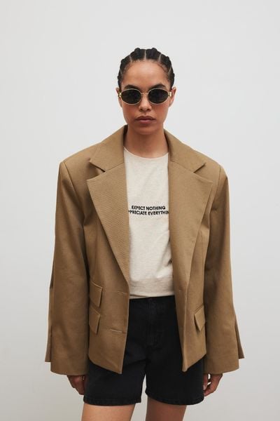 Marynarka o prostym kroju w kolorze LIGHT KHAKI - RICHMOND. Brązowe marynarki i żakiety Marsala, bez wzorów, z bawełny, eleganckie, bez ramiączek. Za 599.90 zł.