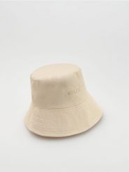 Kapelusz bucket z haftowanym napisem - złamana biel. Kapelusze Reserved, bez wzorów. Za 59.99 zł.