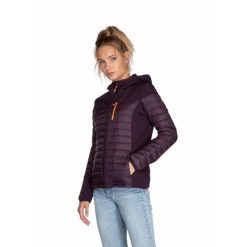 Damska kurtka puchowa Protest Aaliyah. Fioletowe kurtki Protest, bez wzorów, z puchu, bez kaptura. Za 422.00 zł.