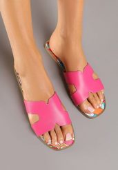 Fuksjowe Klapki Ozdobione Geometrycznym Motywem Pumore. Czerwone klapki Renee, z aplikacjami, eleganckie, bez obcasa, na płaskiej podeszwie, bez zapięcia. Za 59.99 zł.