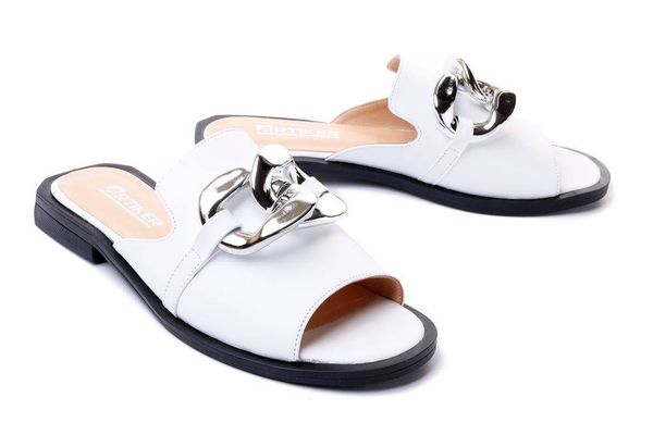 ARTIKER RELAKS 50C0475 biały, klapki damskie. Białe klapki Artiker Relaks, bez wzorów, ze skóry, bez obcasa, na obcasie, bez zapięcia. Za 259.90 zł.