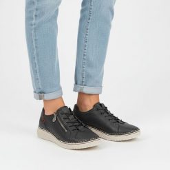 Półbuty damskie Rieker, cholewka ze skóry naturalnej o ziarnistej fakturze z sznurowaniem i bocznym zamkiem, niebieskie, 50965-14. Niebieskie półbuty wsuwane Rieker, z aplikacjami, z jeansu, klasyczne, bez obcasa. Za 399.00 zł.