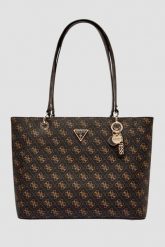 GUESS Brązowa damska shopperka logowana Noelle Tote. Brązowe torebki klasyczne Guess, z aplikacjami, ze skóry ekologicznej, bez dodatków. W wyprzedaży za 529.99 zł.
