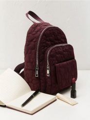 Pikowany plecak z regulowanymi szelkami - bordowy. Czerwone plecaki Sinsay, bez wzorów, pikowane, bez dodatków. Za 49.99 zł.