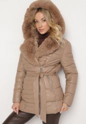 Ciemnobeżowa Pikowana Kurtka z Kapturem Futerkiem i Paskiem Greleti. Brązowe kurtki Born2be, l, bez wzorów, z jeansu, eleganckie, z kapturem. W wyprzedaży za 244.99 zł.