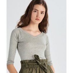 Bluzka z błyszczącą nicią - Jasny szar. Bluzki marki Sinsay. Za 29.99 zł.