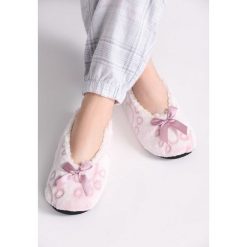 Fioletowe Kapcie Tenderfoot. Kapcie marki Cropp. Za 19.99 zł.