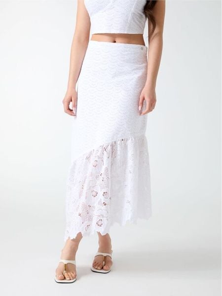Guess Spódnica midi W6GD40 W1882 Biały Classic Fit. Białe spódnice Guess, xs, z aplikacjami, z bawełny, midi. Za 694.99 zł.