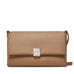 Torebka Calvin Klein. Brązowe torebki klasyczne Calvin Klein, bez wzorów, klasyczne, bez dodatków. Za 399.99 zł.