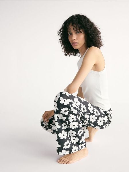 Dwuczęściowa piżama - czarny. Czarne piżamy Reserved, l, bez wzorów, z bawełny, bez kołnierzyka, bez ramiączek. W wyprzedaży za 49.99 zł.