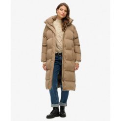 Damska długa kurtka z kapturem Superdry. Brązowe kurtki Superdry, bez wzorów, z puchu, z kapturem. W wyprzedaży za 686.15 zł.