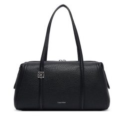 Torebka Calvin Klein. Czarne torebki klasyczne Calvin Klein, bez wzorów, klasyczne, bez dodatków. Za 569.99 zł.
