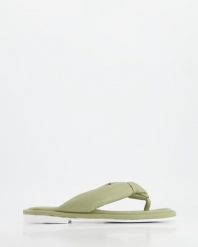 KLAPKI DAMSKIE TAS-366 GREEN. Zielone klapki Venezia, bez wzorów, ze skóry, bez obcasa, bez zapięcia. Za 119.00 zł.