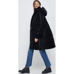 Calvin Klein Jeans kurtka damska kolor czarny zimowa. Czarne kurtki Calvin Klein Jeans, na zimę, l, bez wzorów, z jeansu, bez kaptura. Za 1,599.90 zł.