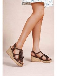 Foreverfolie Sandały w kolorze brązowym na koturnie rozmiar: 36. Brązowe sandały Foreverfolie, bez wzorów, z otwartym noskiem, bez obcasa, na koturnie, bez zapięcia. Za 113.99 zł.