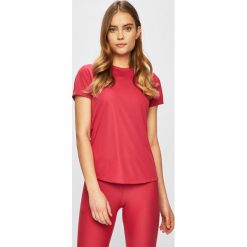 Under Armour - Top sportowy. Czarne t-shirty Under Armour, bez wzorów, z materiału, sportowe, bez kołnierzyka, bez ramiączek. W wyprzedaży za 79.90 zł.