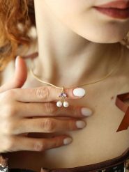 Pierres delicates Pozłacany naszyjnik z zawieszką - dł. 45 cm rozmiar: onesize. Białe naszyjniki Pierres delicates, z materiału, z cyrkonią, pozłacane. Za 43.99 zł.