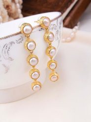 L'Atelier de Gaia Pozłacane kolczyki-wkrętki z perłami rozmiar: onesize. Białe kolczyki L'Atelier de Gaia, z perłą, pozłacane. Za 113.99 zł.