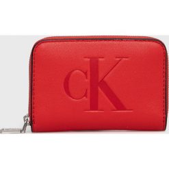 Calvin Klein Jeans portfel damski kolor czerwony. Czerwone portfele Calvin Klein Jeans, bez wzorów, z jeansu. Za 229.99 zł.