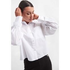 Koszula TWINSET. Białe koszule Twinset Milano, bez wzorów, klasyczne, bez kołnierzyka, bez ramiączek. Za 699.00 zł.