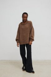 Sweter oversize z bufiastymi rękawami w kolorze LIGHT BROWN - RIVERO. Brązowe swetry Marsala, na lato, bez wzorów, z wełny, klasyczne, bez ramiączek. Za 249.90 zł.