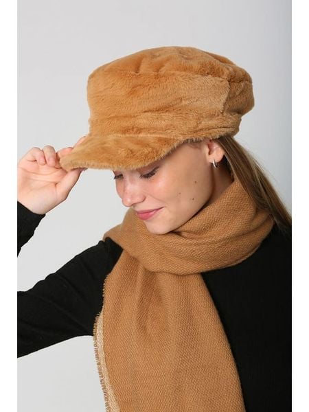Lucky Bees Czapka w kolorze karmelowym rozmiar: onesize. Brązowe czapki z daszkiem Lucky Bees, bez wzorów, z futra. Za 83.03 zł.
