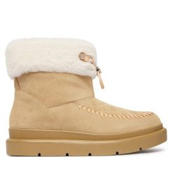 Śniegowce Guess. Brązowe śniegowce Guess, z aplikacjami, bez zapięcia. Za 714.99 zł.