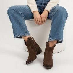 Botki damskie Karino, kowbojki na obcasie zapinane na suwak, mokka, 4794-015-F. Brązowe botki Karino, bez wzorów, z weluru, eleganckie, bez obcasa, na obcasie, bez zapięcia. Za 449.00 zł.