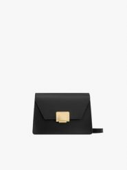 Czarna elegancka torebka damska ze złotą klamrą. Czarne torebki klasyczne Ryłko, bez wzorów, eleganckie, małe, bez dodatków. Za 399.99 zł.