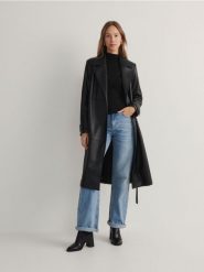 Płaszcz z imitacji skóry - czarny. Czarne płaszcze Reserved, l, bez wzorów, ze skóry, bez kaptura. W wyprzedaży za 119.99 zł.