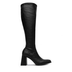 Kozaki DeeZee. Czarne kozaki DeeZee, bez wzorów, bez obcasa, na słupku, bez zapięcia. Za 239.99 zł.